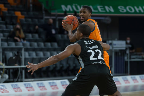 热点话题往 热点话题往